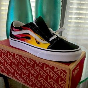New OLD SKOOL FLAME SHOE First known as the Vans #36, the Old Skool
